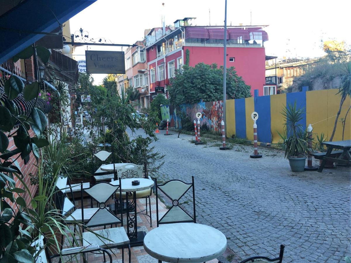 Cheers Vintage Hostel Istanbulská provincie Exteriér fotografie The courtyard of the restaurant