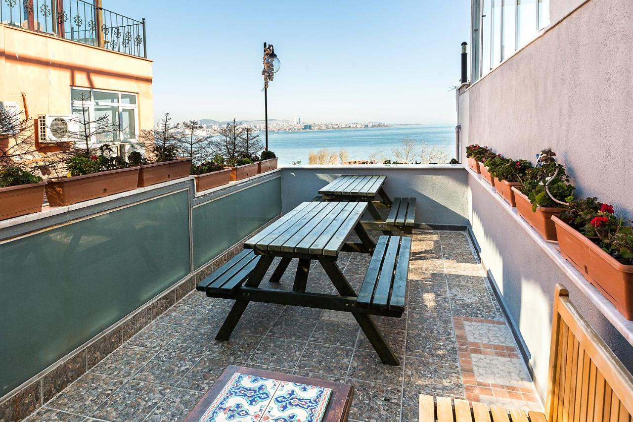 Cheers Vintage Hostel Istanbulská provincie Exteriér fotografie A balcony in Lisbon, Portugal