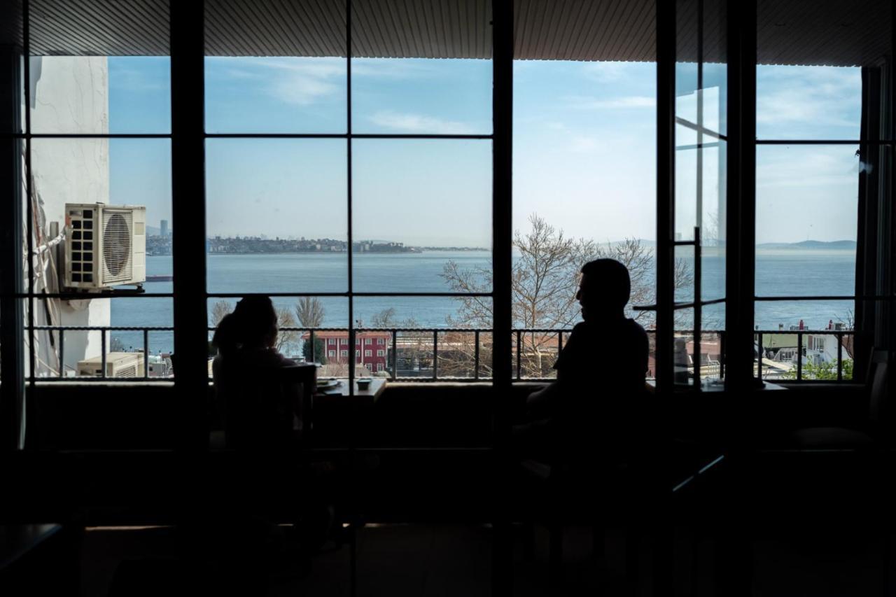 Cheers Vintage Hostel Istanbulská provincie Exteriér fotografie View from the library