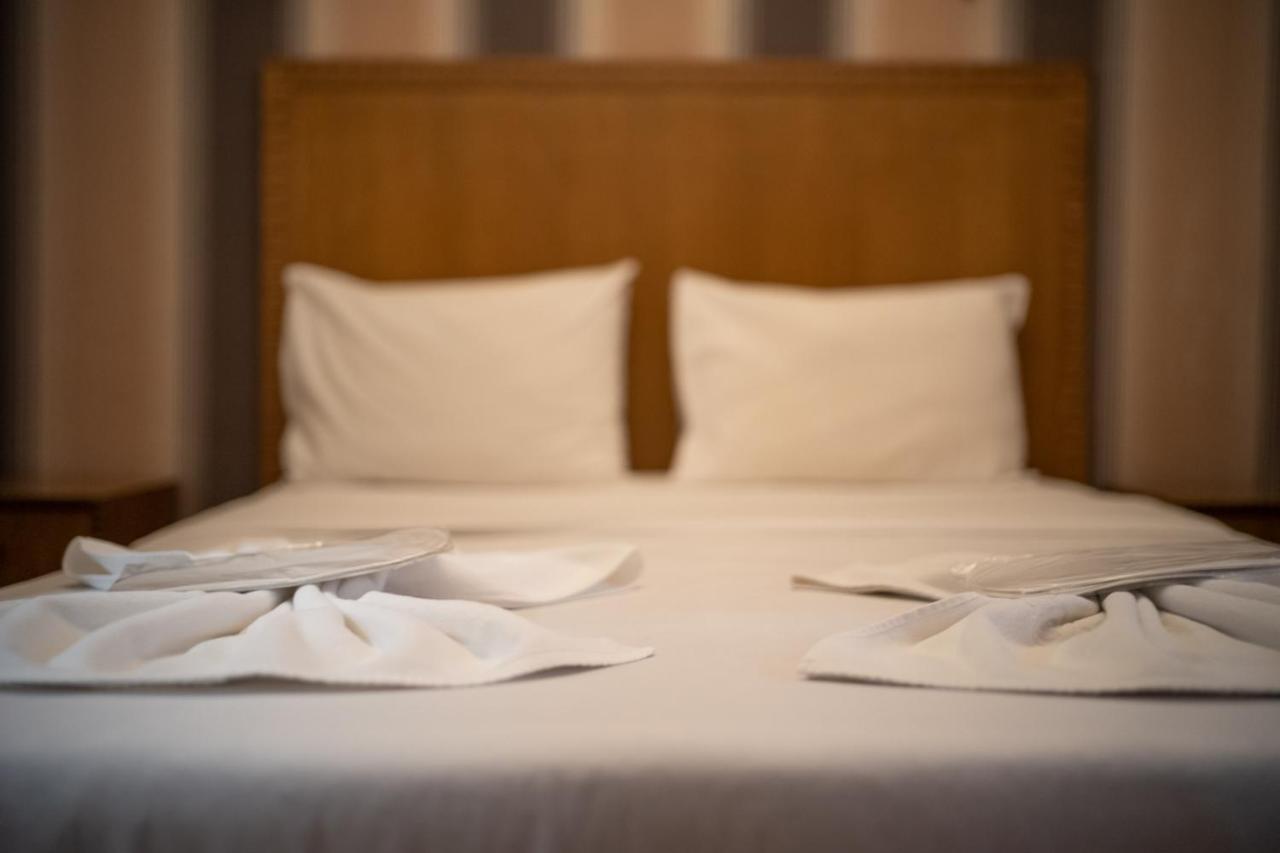 Cheers Vintage Hostel Istanbulská provincie Exteriér fotografie A bed with pillows