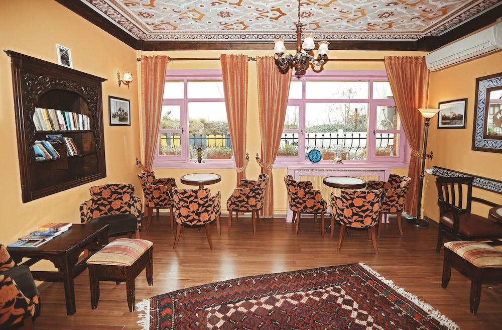 Cheers Vintage Hostel Istanbulská provincie Exteriér fotografie Interior of the library
