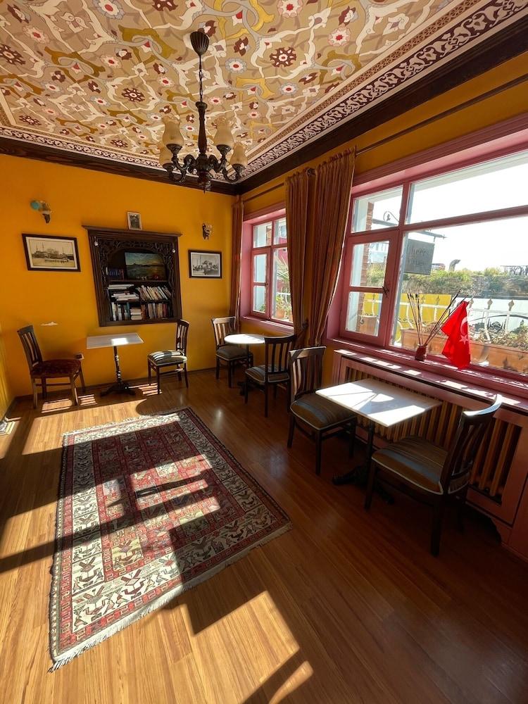 Cheers Vintage Hostel Istanbulská provincie Exteriér fotografie The interior of the cafe