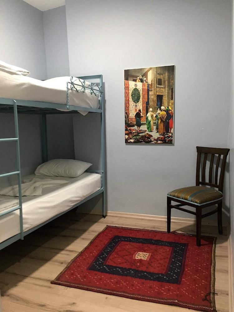 Cheers Vintage Hostel Istanbulská provincie Exteriér fotografie A typical room at the hostel
