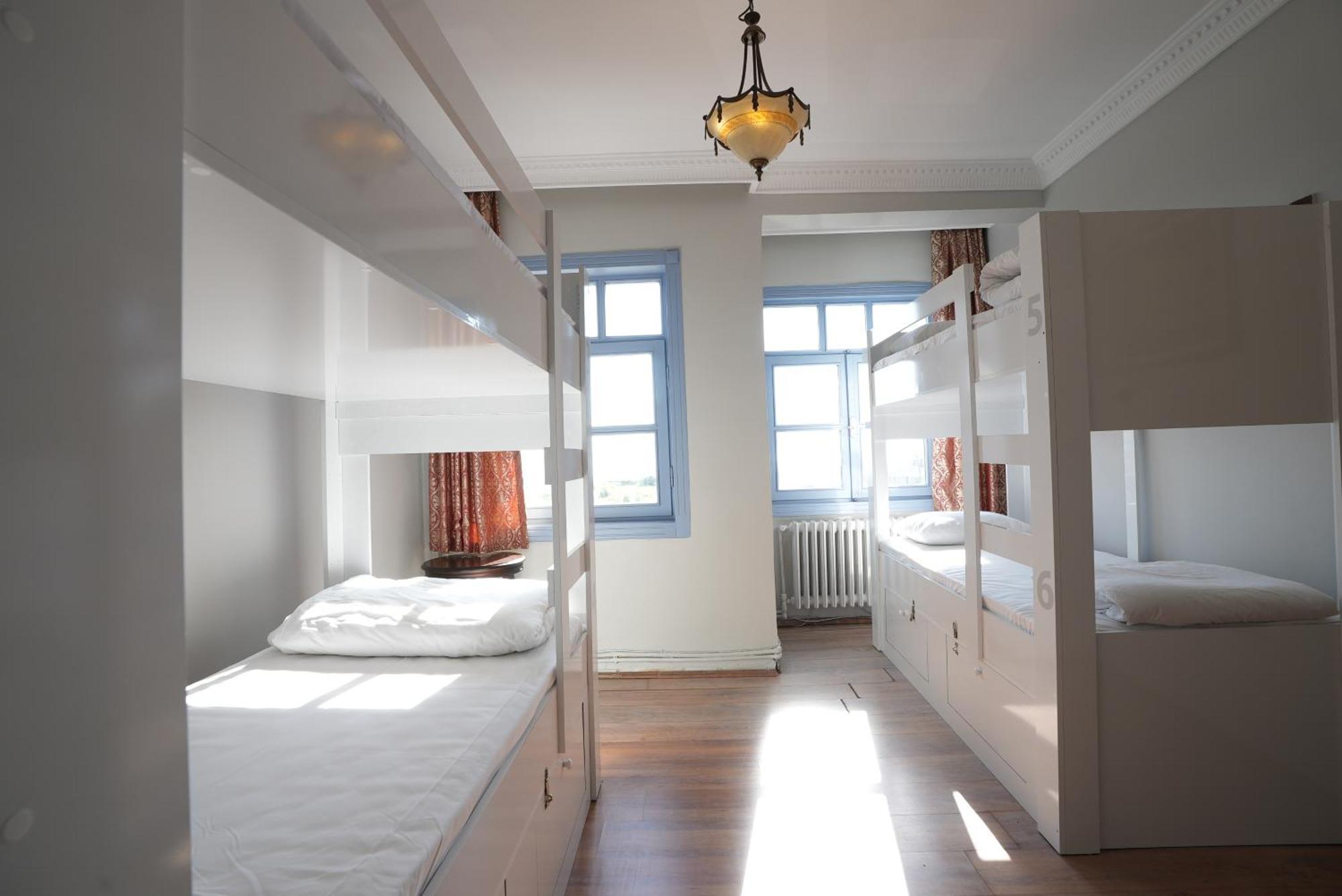 Cheers Vintage Hostel Istanbulská provincie Exteriér fotografie Hostel room in Madrid, Spain