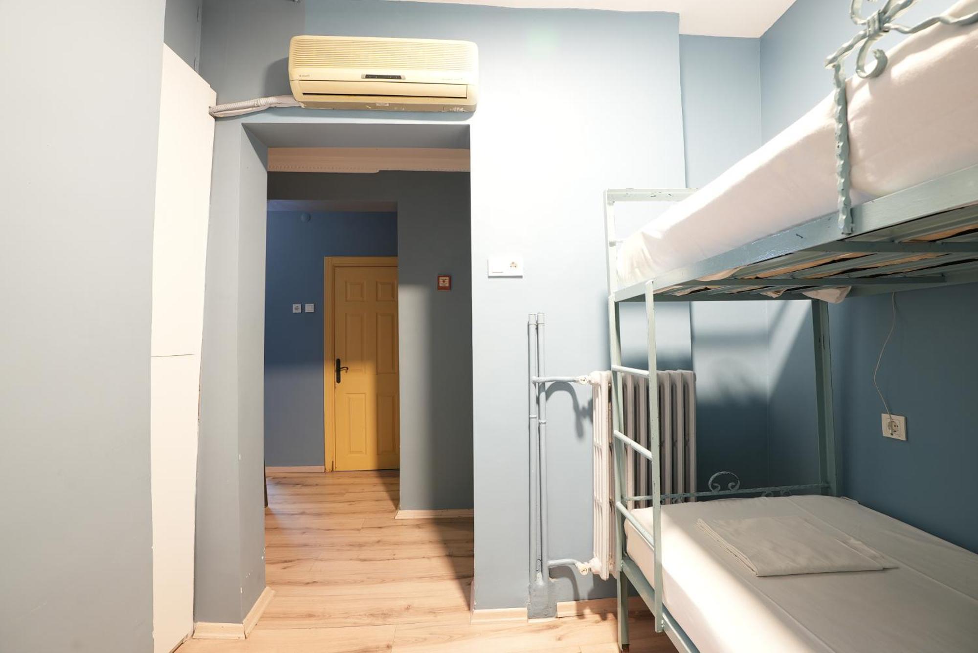 Cheers Vintage Hostel Istanbulská provincie Exteriér fotografie Hostel room in Madrid, Spain