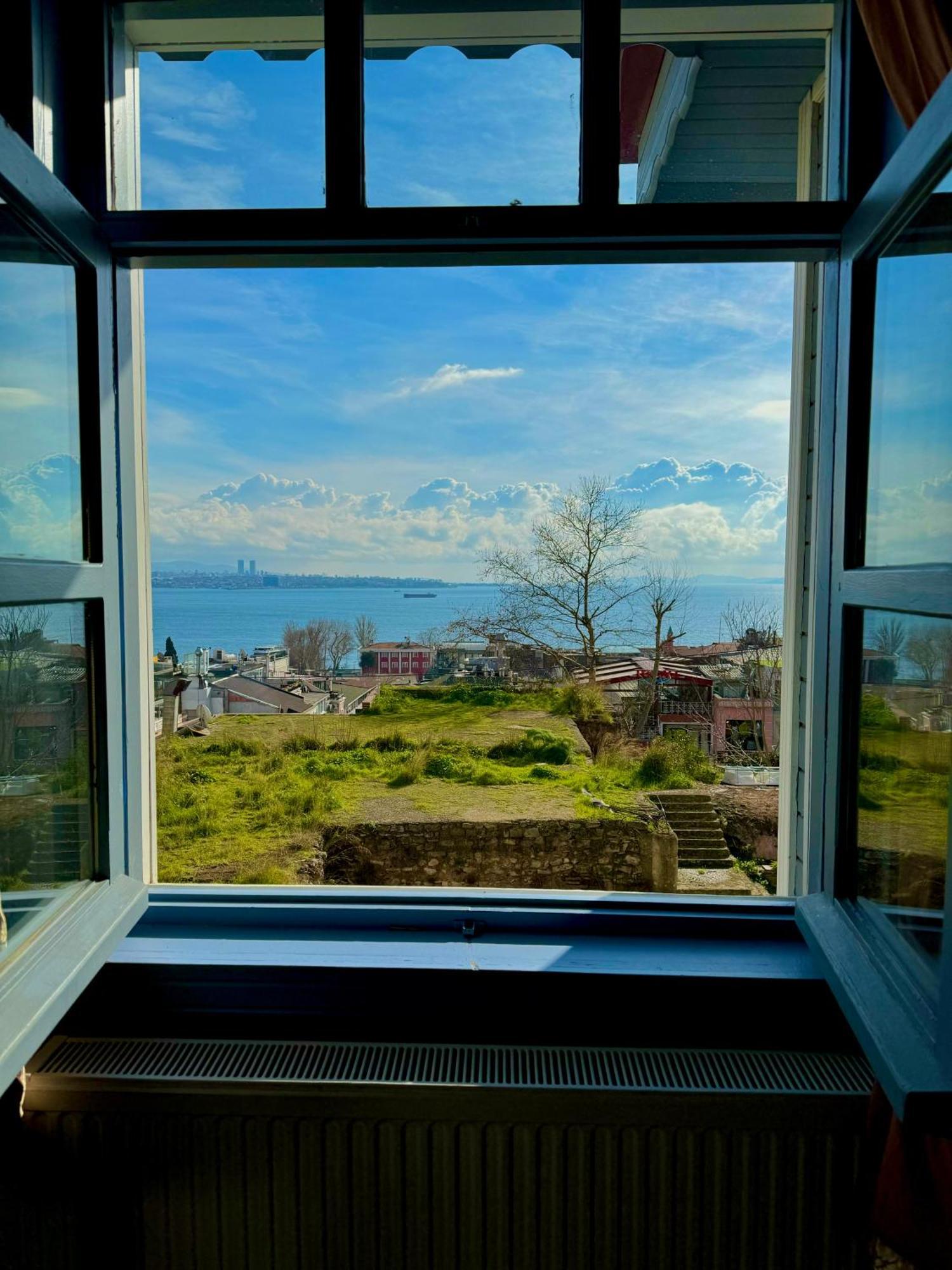Cheers Vintage Hostel Istanbulská provincie Exteriér fotografie View of the Aegean Sea from the window of a house in Çeşme