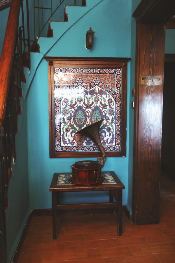 Cheers Vintage Hostel Istanbulská provincie Exteriér fotografie A gramophone in the museum