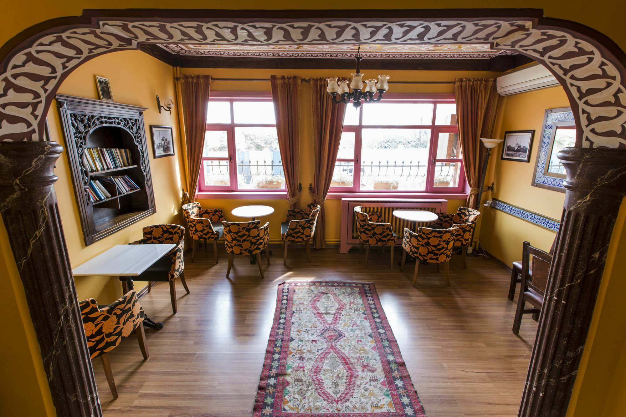 Cheers Vintage Hostel Istanbulská provincie Exteriér fotografie Interior of the library