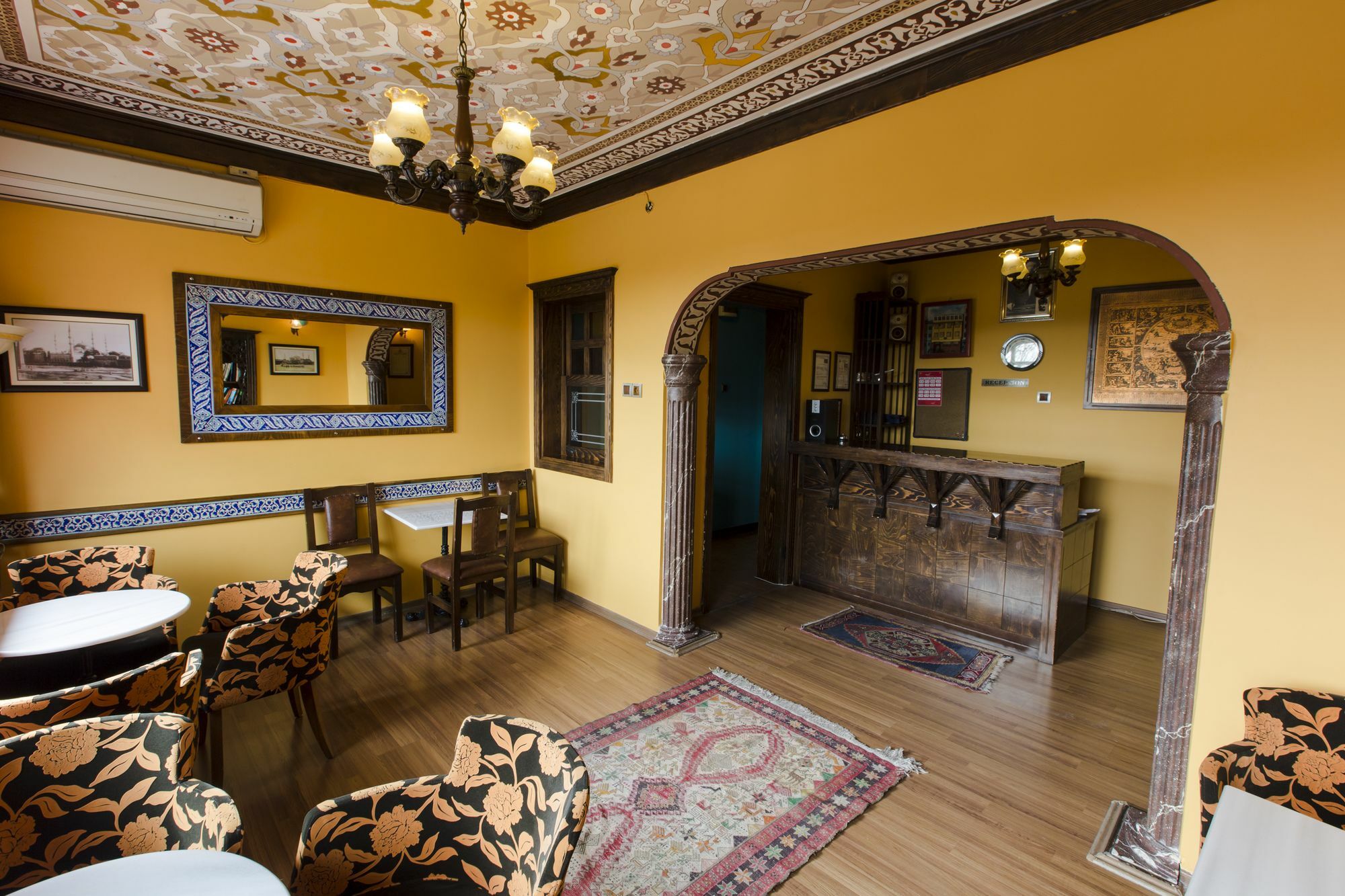 Cheers Vintage Hostel Istanbulská provincie Exteriér fotografie Interior of the restaurant